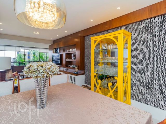 Apartamento com 105m², 3 dormitórios, 1 suíte, 2 vagas, Petrópolis em Porto Alegre