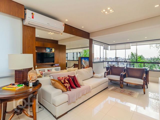 Apartamento com 105m², 3 dormitórios, 1 suíte, 2 vagas, Petrópolis em Porto Alegre