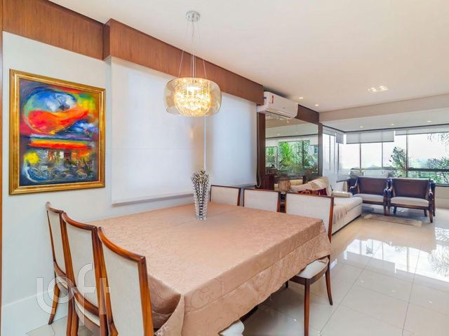 Apartamento com 105m², 3 dormitórios, 1 suíte, 2 vagas, Petrópolis em Porto Alegre