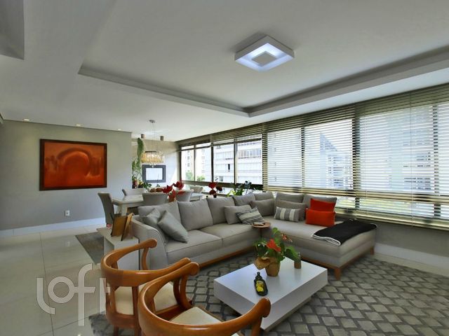 Apartamento com 123m², 3 dormitórios, 1 suíte, 3 vagas, Petrópolis em Porto Alegre