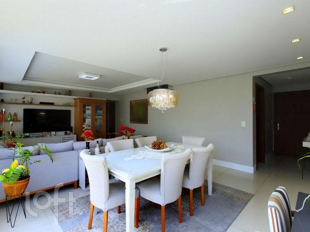 Apartamento com 123m², 3 dormitórios, 1 suíte, 3 vagas, Petrópolis em Porto Alegre