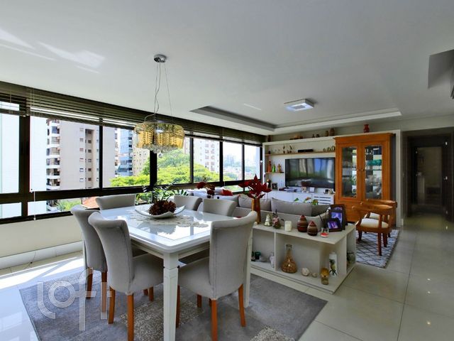 Apartamento com 123m², 3 dormitórios, 1 suíte, 3 vagas, Petrópolis em Porto Alegre