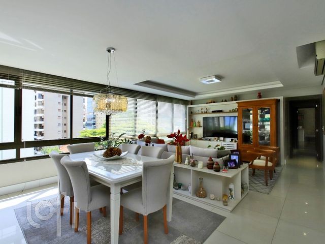 Apartamento com 123m², 3 dormitórios, 1 suíte, 3 vagas, Petrópolis em Porto Alegre