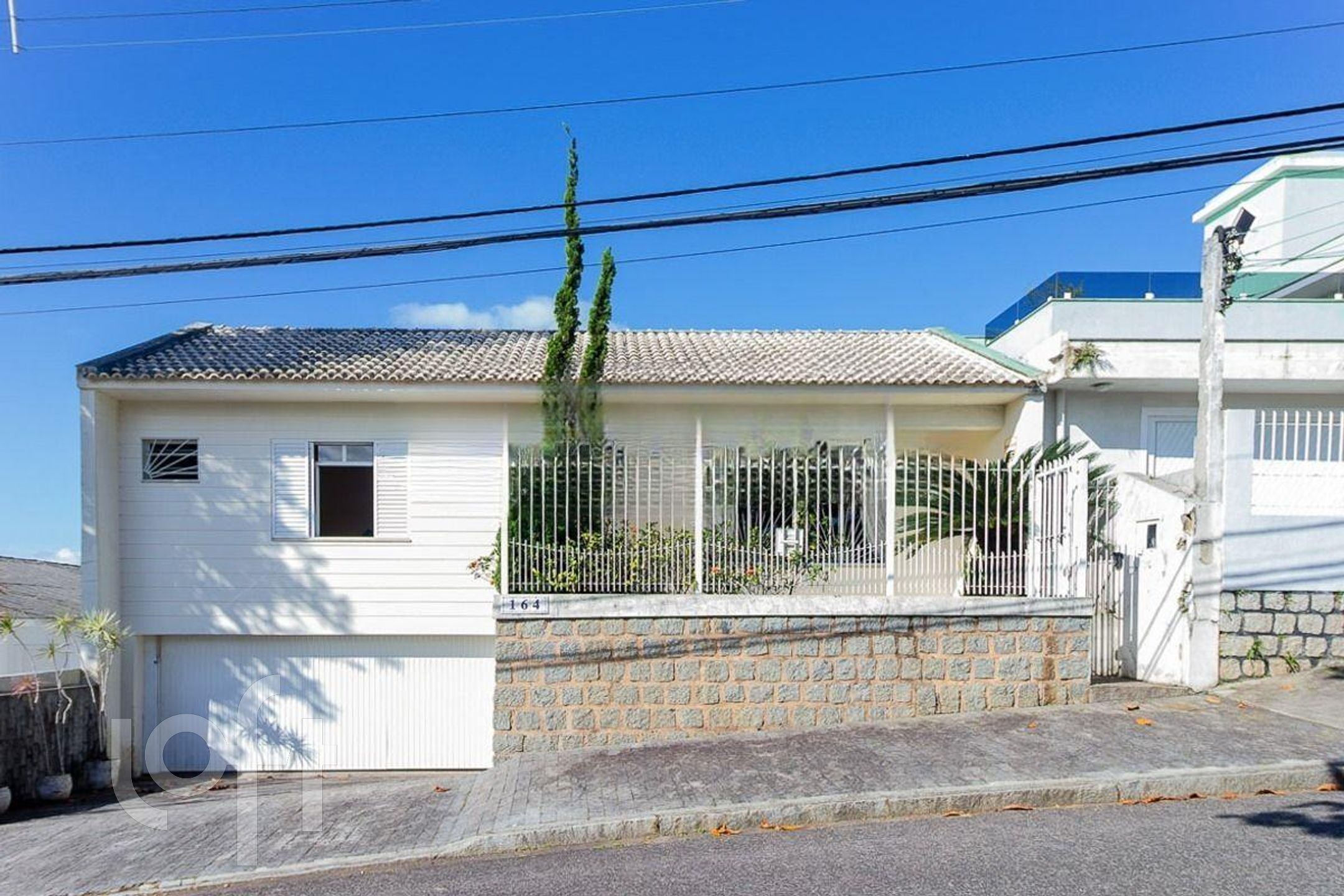 Casa Residencial com 200m², 4 quartos, 3 suítes, 2 garagens, no bairro Coqueiros em Florianópolis