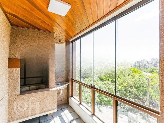 Apartamento com 96m², 3 dormitórios, 1 suíte, 2 vagas, Petrópolis em Porto Alegre