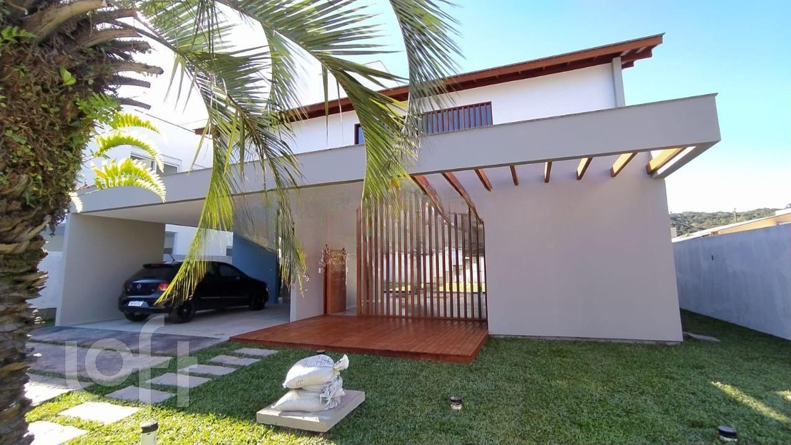 Casa Residencial com 230m², 4 quartos, 4 suítes, 2 garagens, no bairro Cachoeira do bom Jesus Leste em Florianópolis