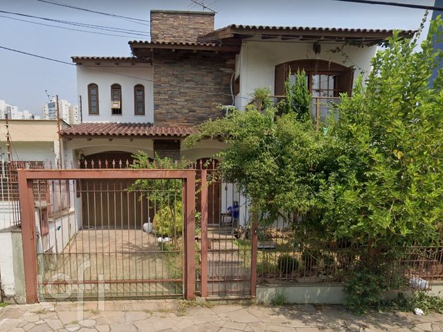 Casa com 189m², 4 dormitórios, 2 suítes, 6 vagas, Vila Ipiranga em Porto Alegre