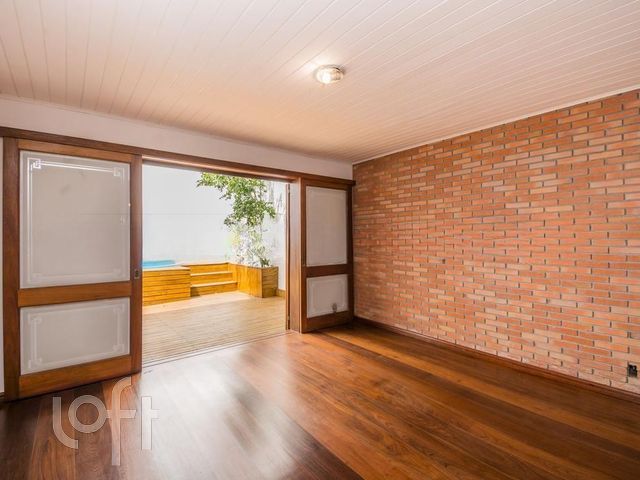 Casa com 224m², 3 dormitórios, 1 suíte, 4 vagas, Santana em Porto Alegre
