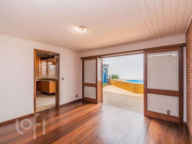 Casa com 224m², 3 dormitórios, 1 suíte, 4 vagas, Santana em Porto Alegre