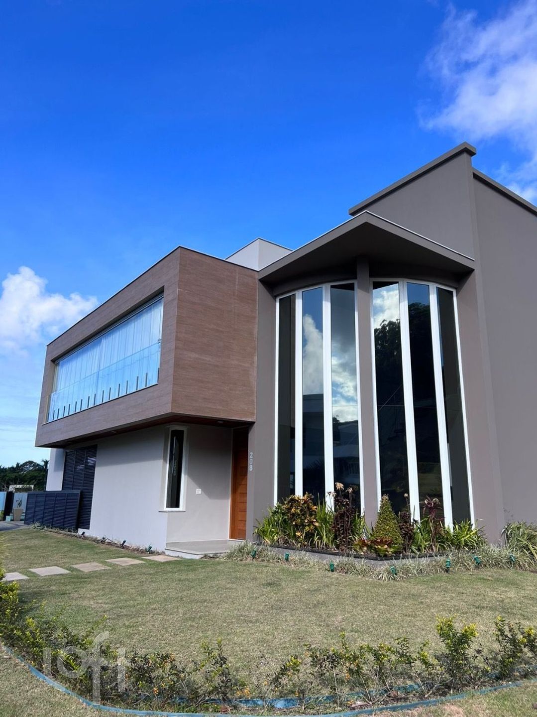 Casa Residencial com 290m², 4 quartos, 3 suítes, 2 garagens, no bairro Ingleses em Florianópolis