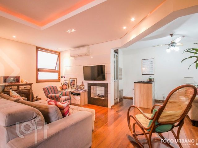 Apartamento com 130m², 3 dormitórios, 1 suíte, 3 vagas, Petrópolis em Porto Alegre