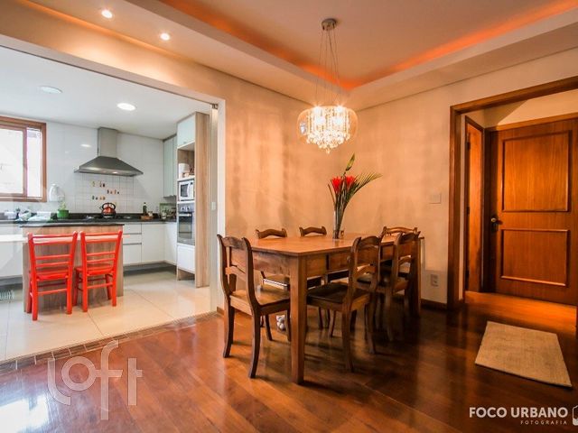 Apartamento com 130m², 3 dormitórios, 1 suíte, 3 vagas, Petrópolis em Porto Alegre