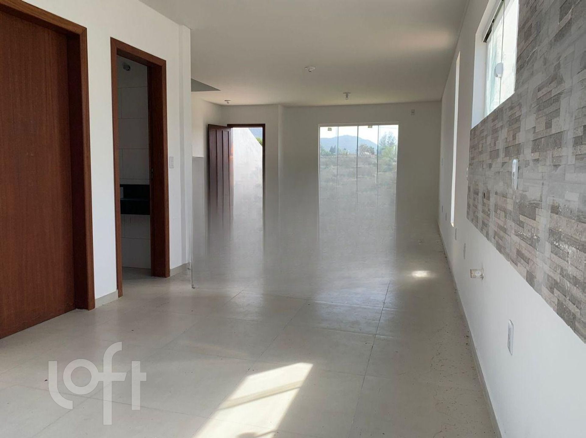 Casa Residencial com 109m², 2 quartos, 2 suítes, 2 garagens, no bairro São João do Rio Vermelho em Florianópolis