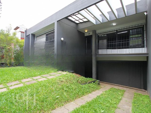 Casa com 250m², 5 dormitórios, 3 suítes, 4 vagas, Higienópolis em Porto Alegre