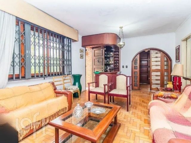 Casa com 258m², 3 dormitórios, 1 suíte, 3 vagas, Vila Ipiranga em Porto Alegre