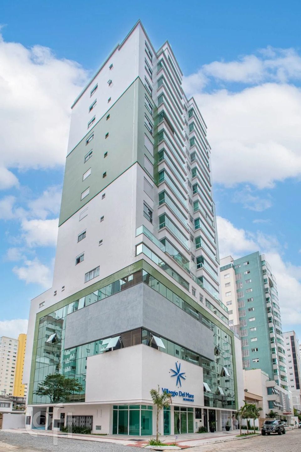Apartamentos com 110m², 3 quartos, 3 suítes, 2 garagens, no bairro Centro em Balneário Camboriú