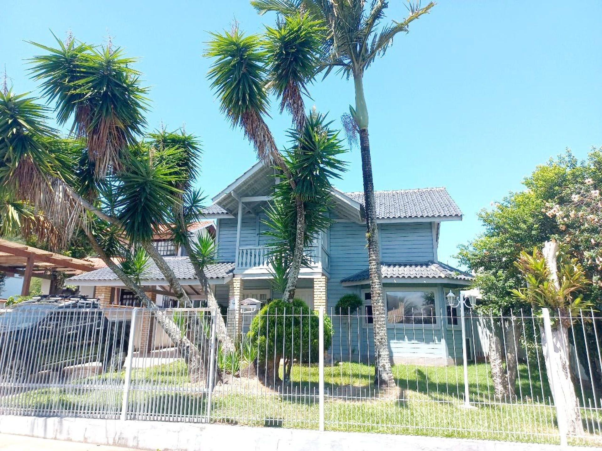 Casa Residencial com 200m², 3 quartos, 1 suíte, 2 garagens, no bairro Campeche Central em Florianópolis