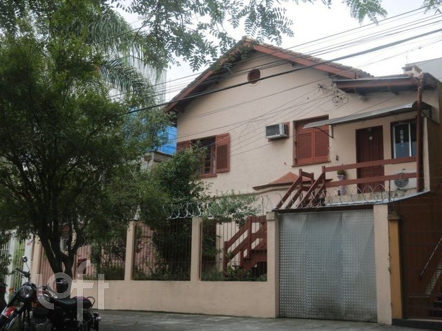 Casa com 250m², 11 dormitórios, 1 suíte, 2 vagas, Petrópolis em Porto Alegre