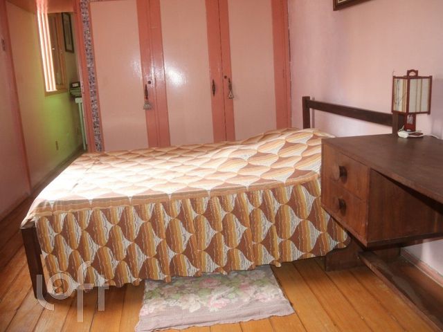 Casa com 250m², 11 dormitórios, 1 suíte, 2 vagas, Petrópolis em Porto Alegre