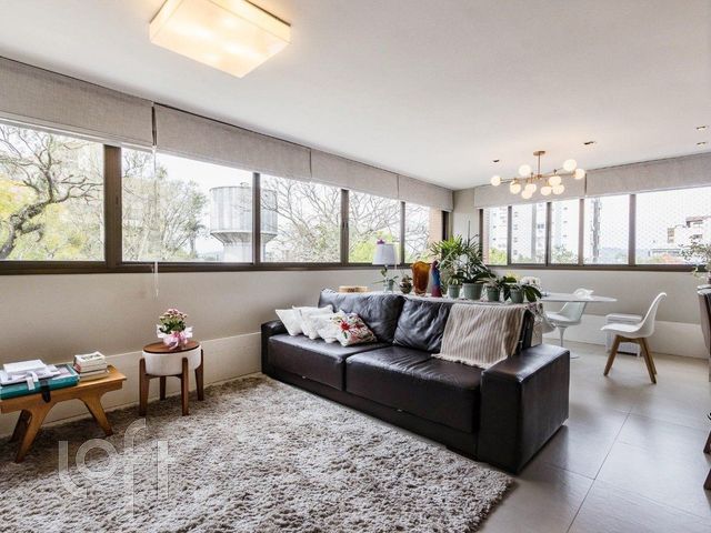 Apartamento com 90m², 2 dormitórios, 2 suítes, 2 vagas, Petrópolis em Porto Alegre