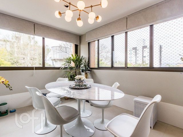 Apartamento com 90m², 2 dormitórios, 2 suítes, 2 vagas, Petrópolis em Porto Alegre