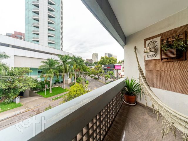 Apartamento com 136m², 3 dormitórios, 1 suíte, 1 vaga, Três Figueiras em Porto Alegre