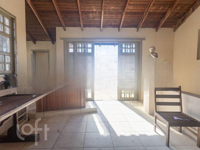 Casa com 350m², 3 dormitórios, 3 suítes, 2 vagas, Três Figueiras em Porto Alegre