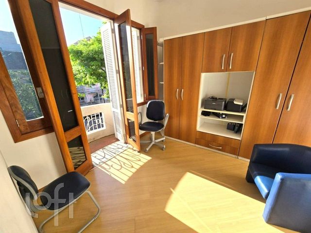 Casa com 148m², 3 dormitórios, 4 vagas, Menino Deus em Porto Alegre