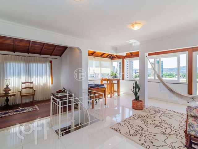 Apartamento com 140m², 3 dormitórios, 1 suíte, 1 vaga, Petrópolis em Porto Alegre