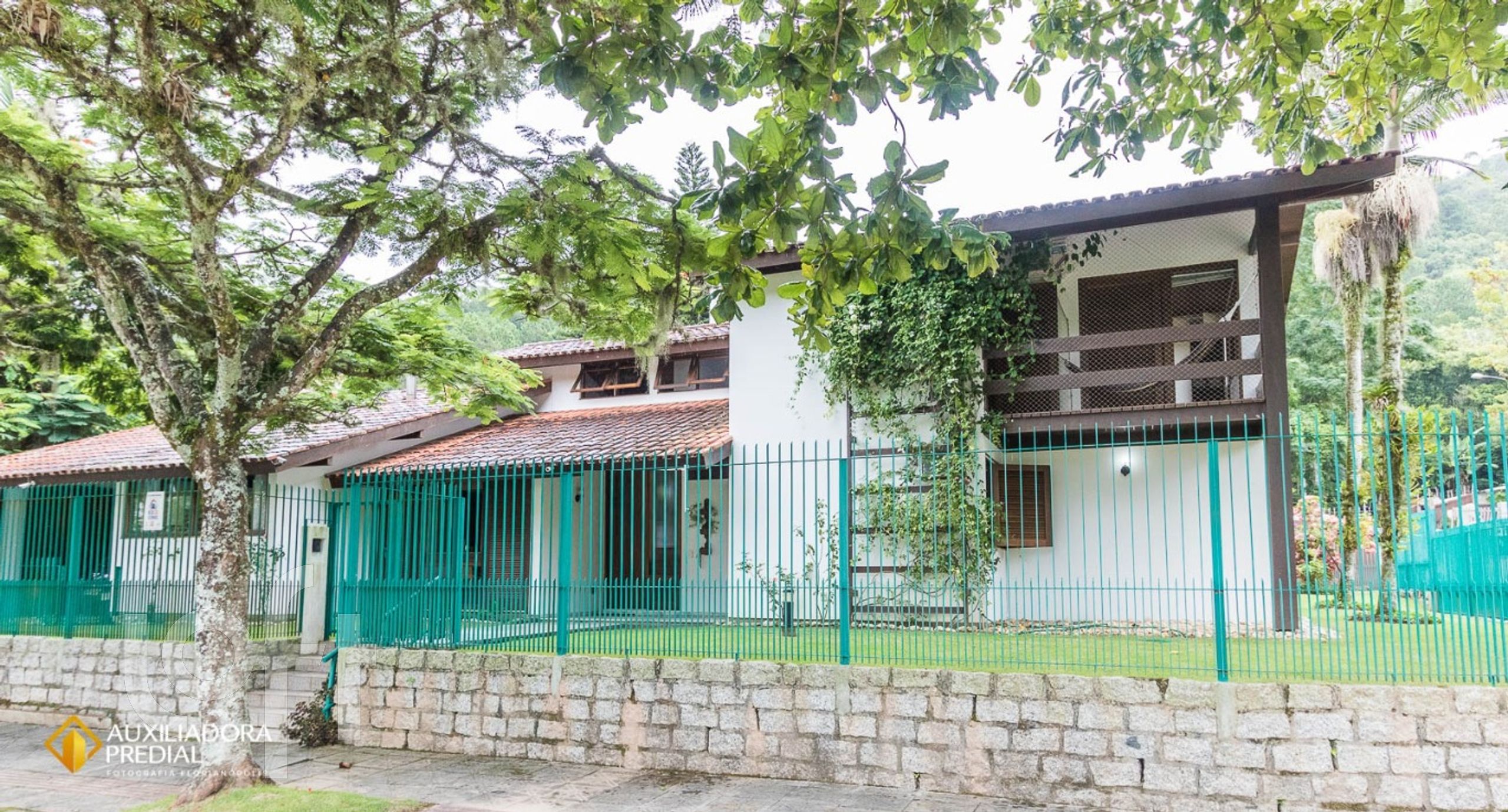 Casa Residencial com 321m², 6 quartos, 2 suítes, 4 garagens, no bairro Trindade em Florianópolis