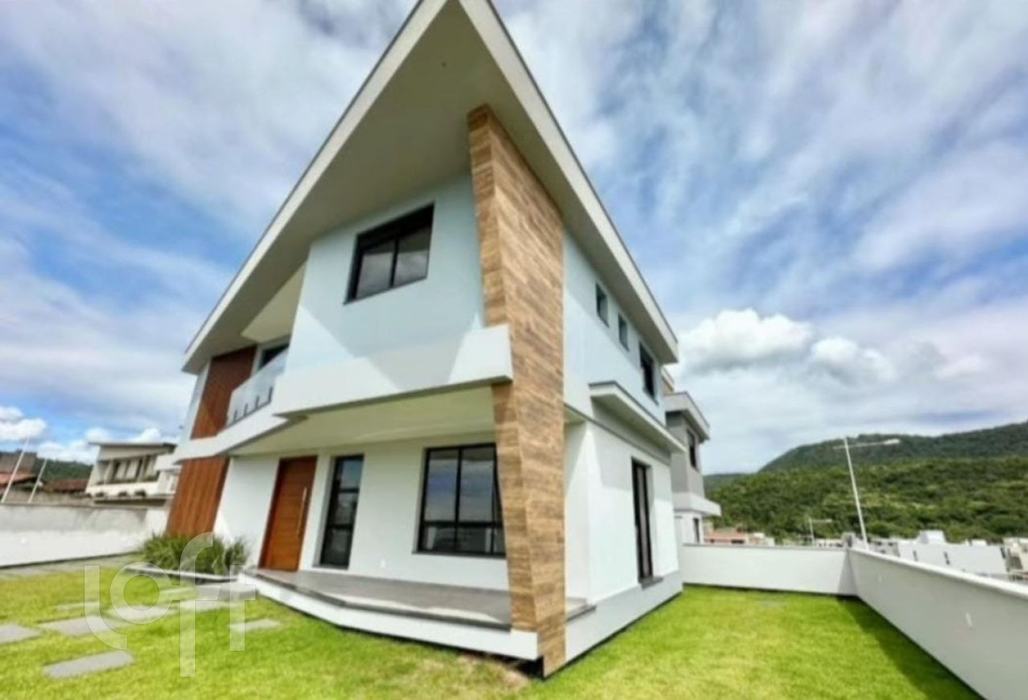 Casa à venda em Rio tavares central com 204 m², 3 quartos, 3 suítes, 2 vagas