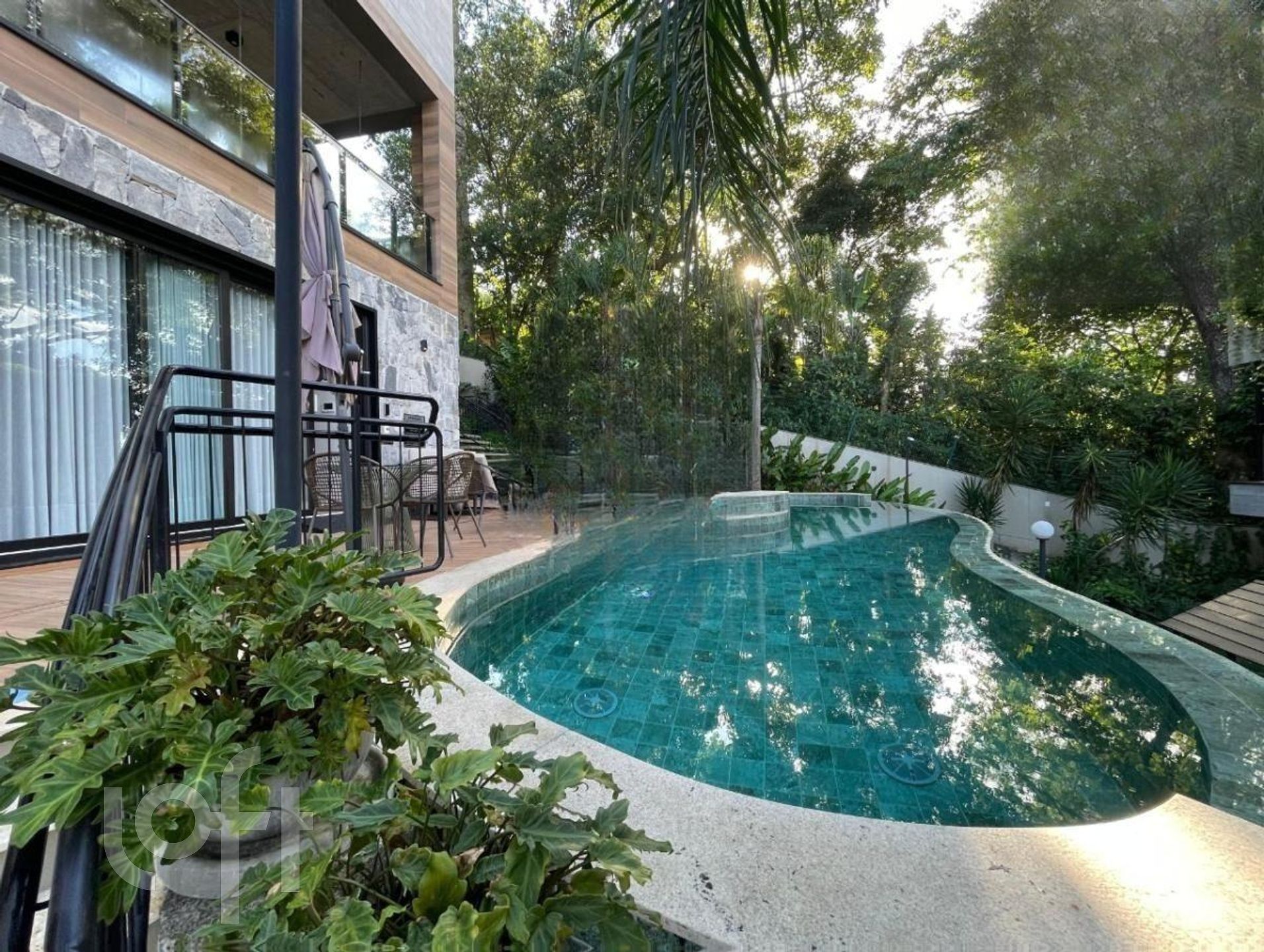 Casa à venda em Lagoa da Conceição com 140 m², 3 quartos, 3 suítes, 2 vagas