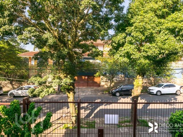 Casa com 235m², 3 dormitórios, 1 suíte, 3 vagas, Vila Ipiranga em Porto Alegre