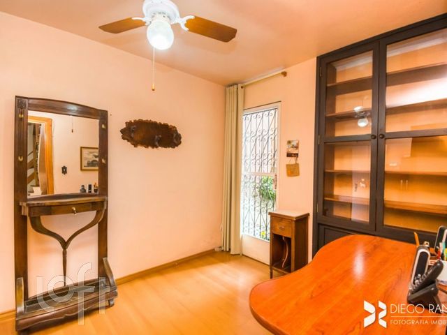 Casa com 235m², 3 dormitórios, 1 suíte, 3 vagas, Vila Ipiranga em Porto Alegre