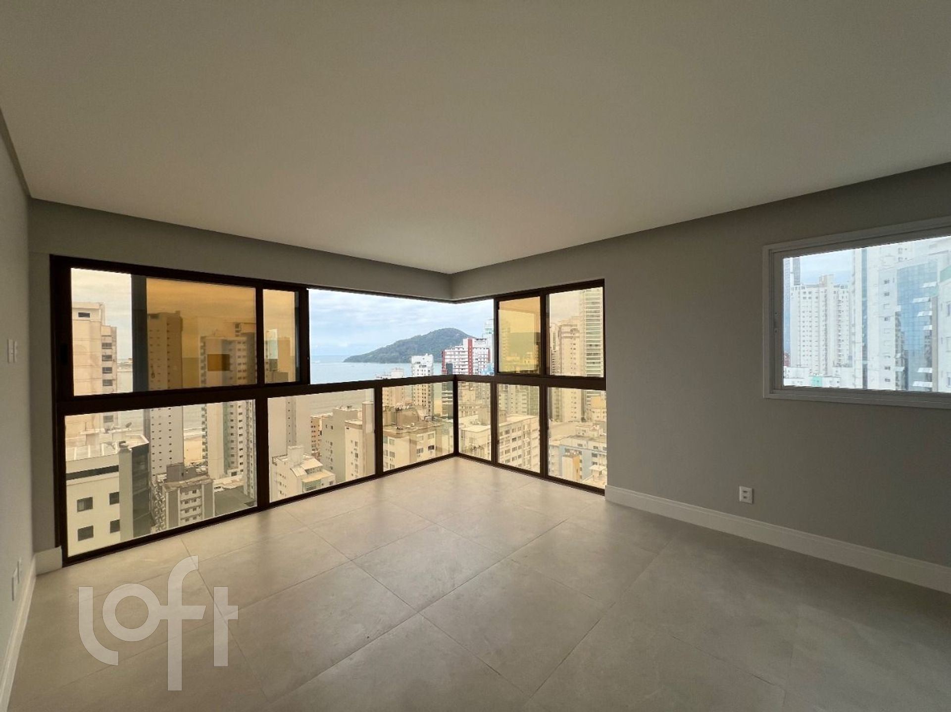 Apartamentos com 118m², 3 quartos, 3 suítes, 3 garagens, no bairro Centro em Balneário Camboriú