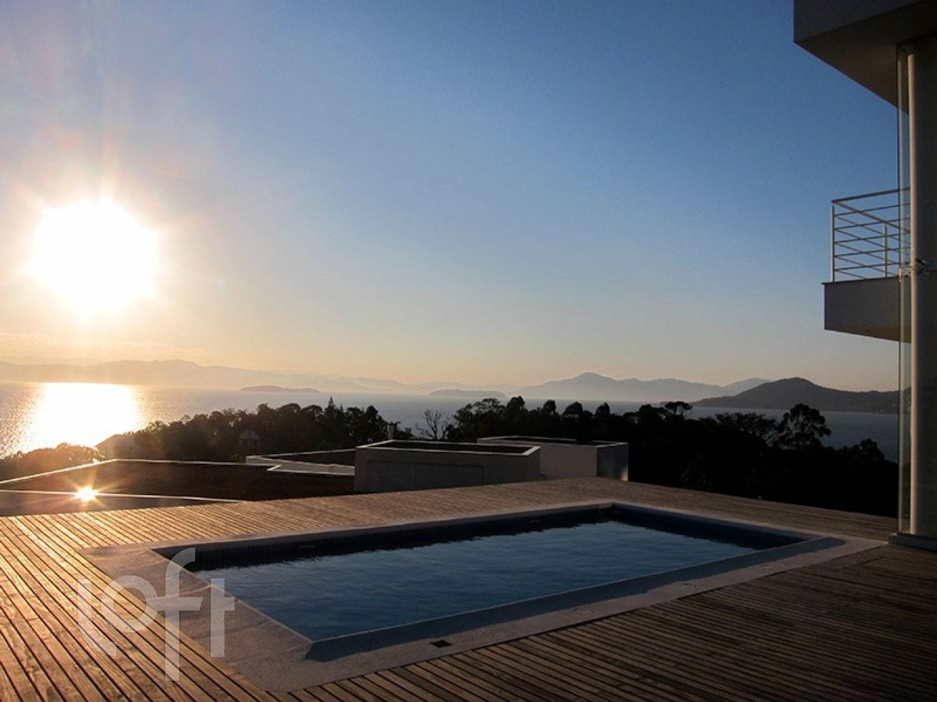 Casa Residencial com 461m², 3 quartos, 3 suítes, 2 garagens, no bairro Cacupé em Florianópolis