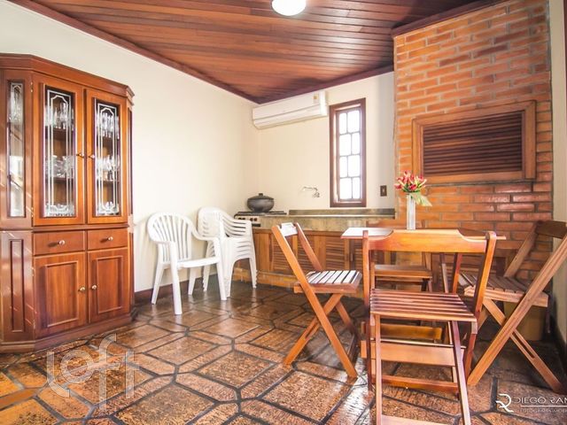 Apartamento com 256m², 3 dormitórios, 1 suíte, 2 vagas, Menino Deus em Porto Alegre