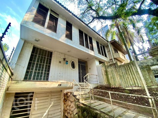 Casa com 323m², 4 dormitórios, 1 suíte, 3 vagas, Petrópolis em Porto Alegre