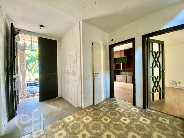 Casa com 323m², 4 dormitórios, 1 suíte, 3 vagas, Petrópolis em Porto Alegre