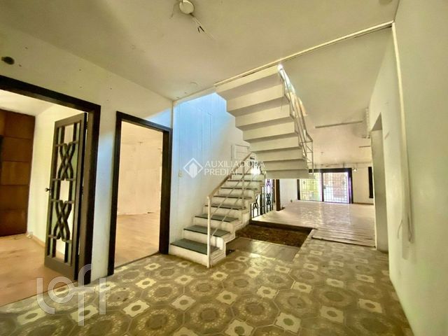 Casa com 323m², 4 dormitórios, 1 suíte, 3 vagas, Petrópolis em Porto Alegre