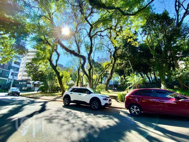Casa com 323m², 4 dormitórios, 1 suíte, 3 vagas, Petrópolis em Porto Alegre