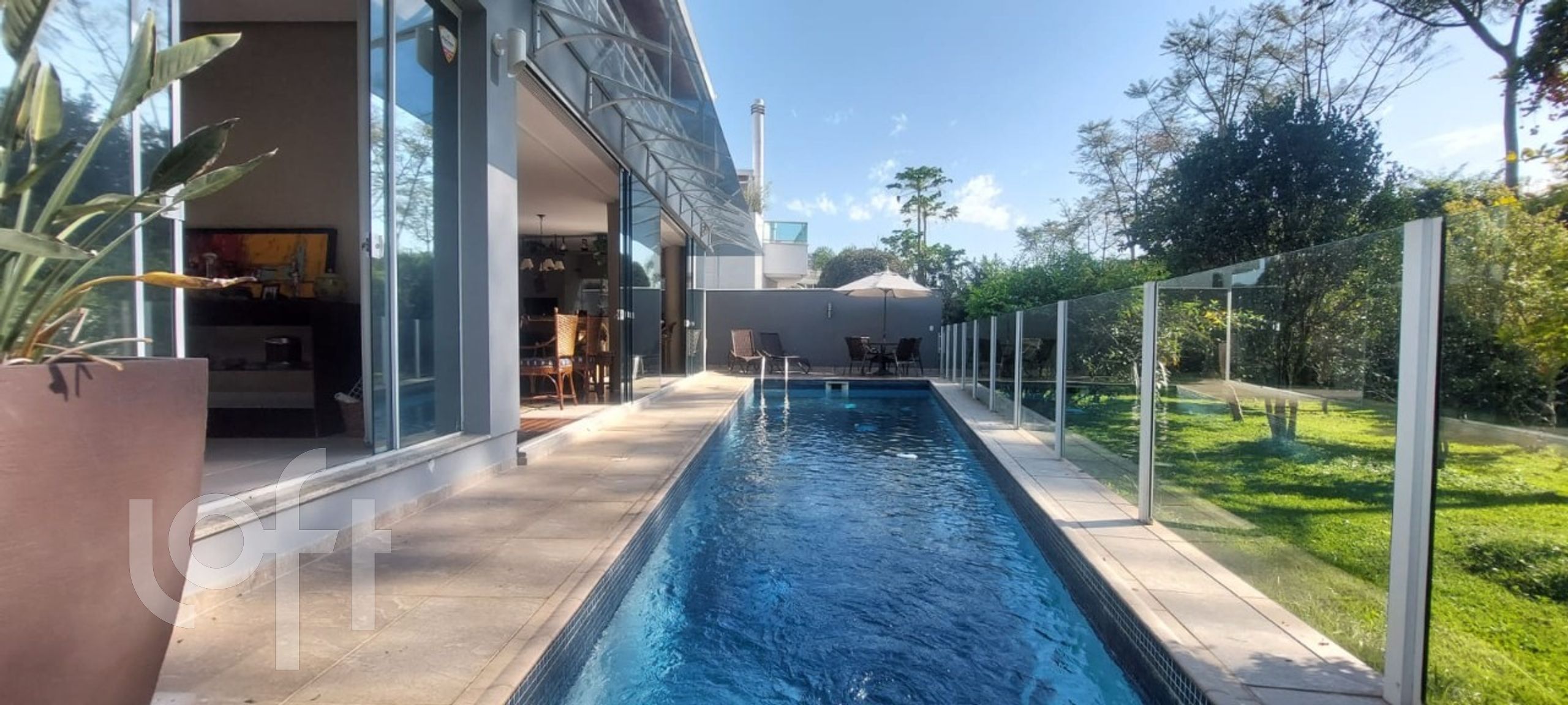 Casa à venda em Córrego Grande com 393 m², 3 quartos, 3 suítes, 4 vagas