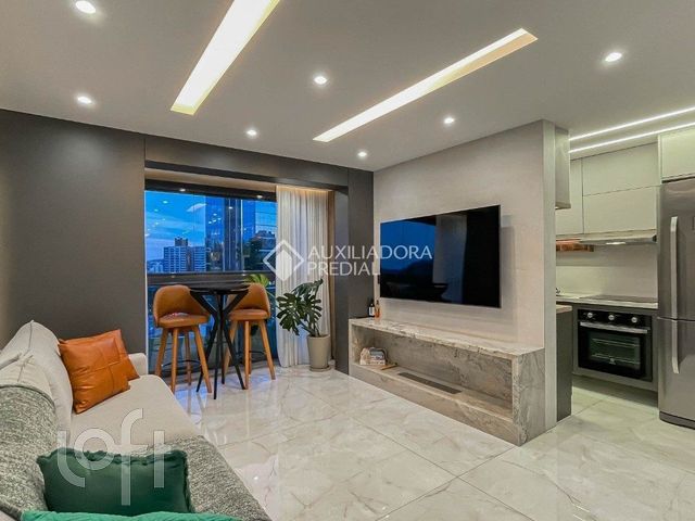 Apartamento com 72m², 2 dormitórios, 1 suíte, 2 vagas, Petrópolis em Porto Alegre