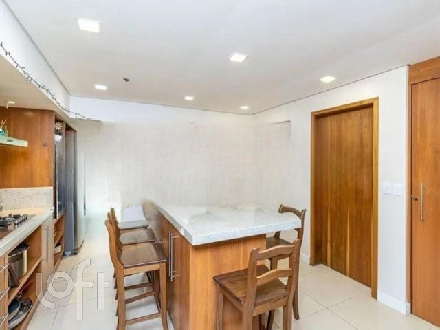 Casa com 340m², 3 dormitórios, 3 suítes, Petrópolis em Porto Alegre