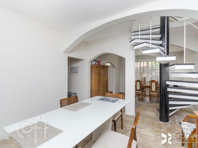 Casa com 224m², 4 dormitórios, 4 vagas, Três Figueiras em Porto Alegre