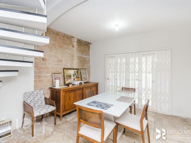Casa com 224m², 4 dormitórios, 4 vagas, Três Figueiras em Porto Alegre
