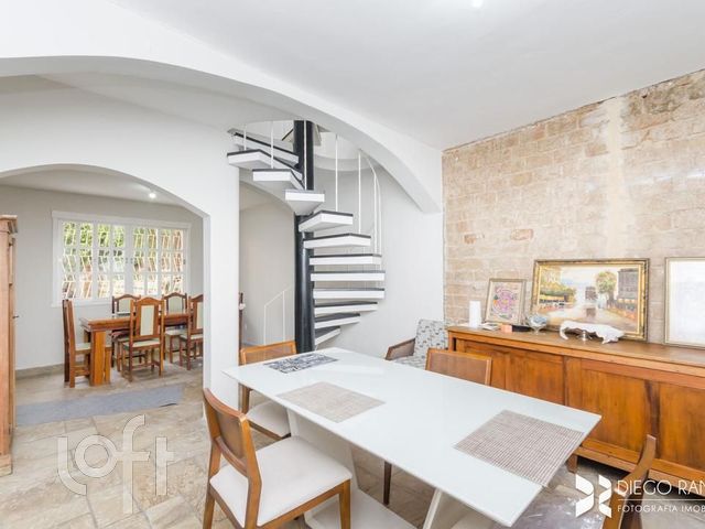 Casa com 224m², 4 dormitórios, 4 vagas, Três Figueiras em Porto Alegre