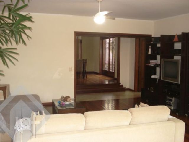 Casa com 421m², 4 dormitórios, 1 suíte, 4 vagas, Petrópolis em Porto Alegre