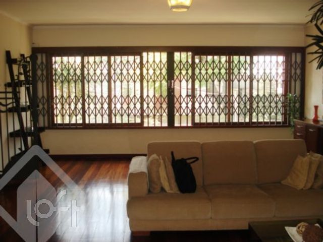 Casa com 421m², 4 dormitórios, 1 suíte, 4 vagas, Petrópolis em Porto Alegre