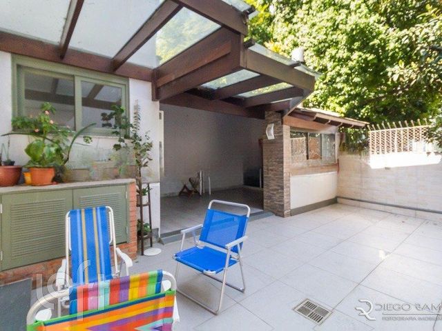 Casa com 298m², 3 dormitórios, 1 suíte, 4 vagas, Petrópolis em Porto Alegre